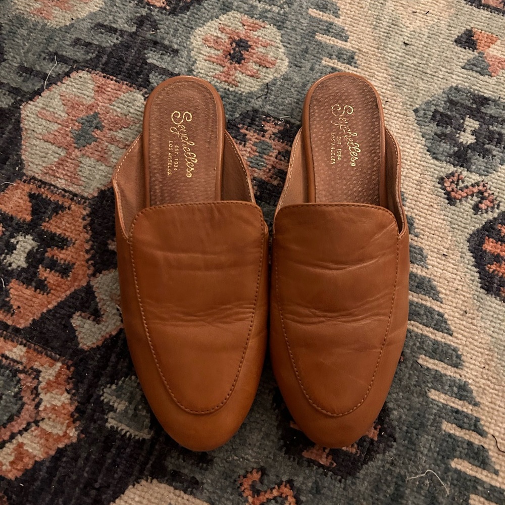 Brown size 8 Seychelles mules. Comfortable and easy slides!